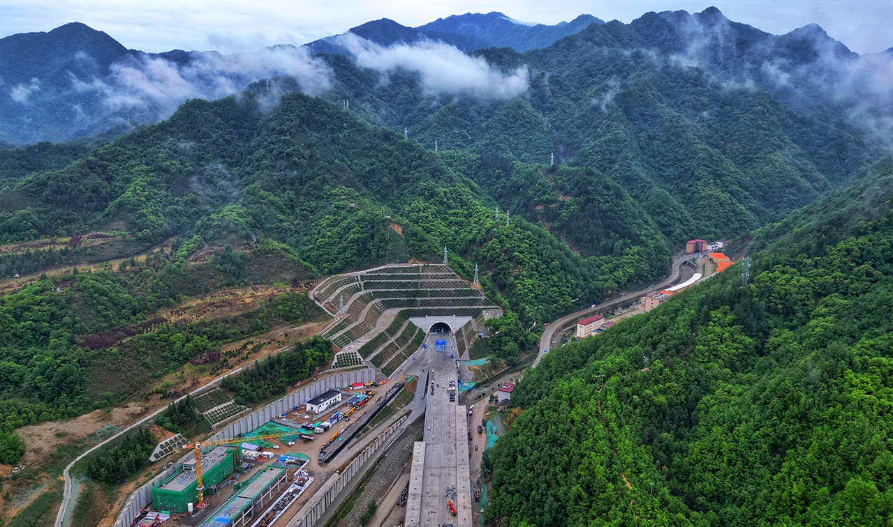 西康高鐵秦嶺九天山隧道貫通