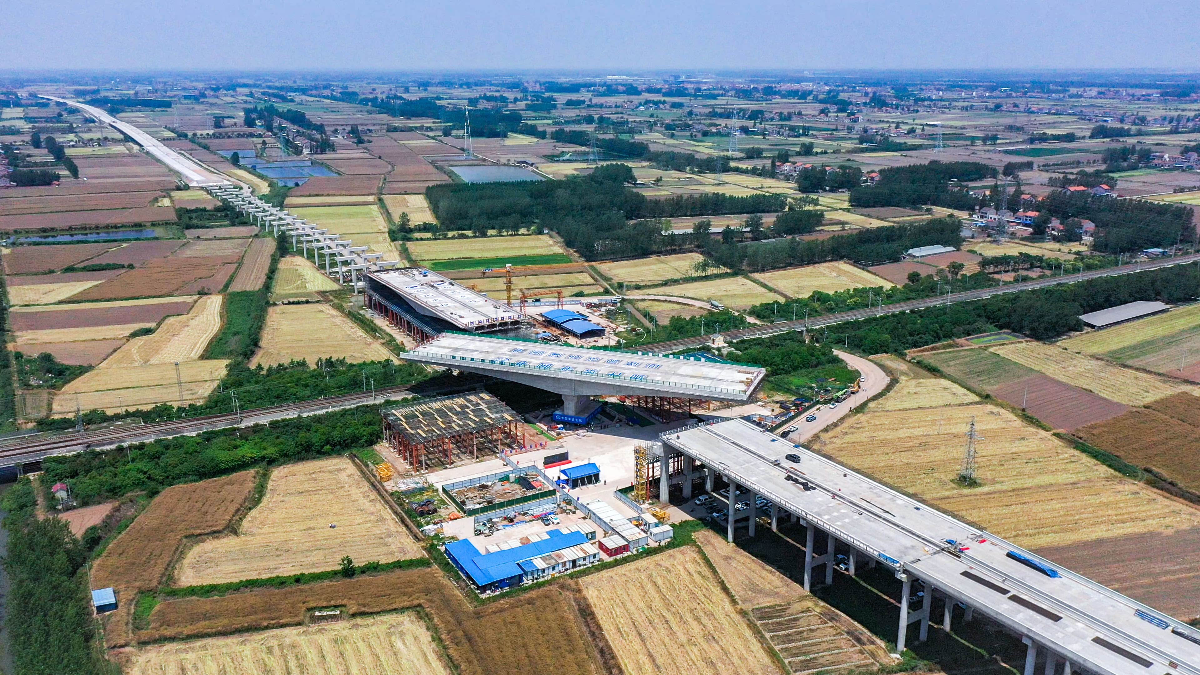 湖北武松高速跨浩吉鐵路大橋轉(zhuǎn)體就位