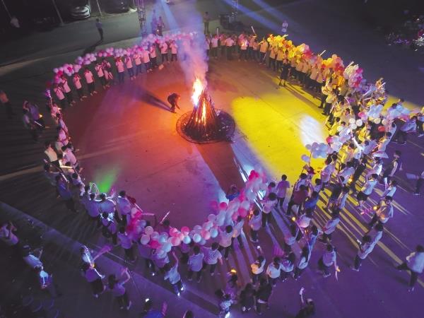 7月5日至14日，中鐵十局一公司舉辦2023年新員工入職培訓(xùn)，幫助來自全國19個(gè)省份的200余名高校畢業(yè)生快速轉(zhuǎn)換角色，適應(yīng)公司工作生活，翻開了他們初入職場(chǎng)的第一課。邵帥 鄭林存 攝影報(bào)道_副本
