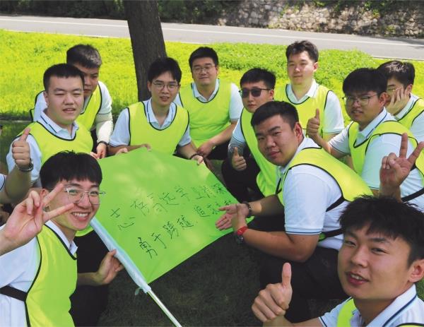 7月12日，中鐵九局四公司組織2023屆新員工在沈陽棋盤山開展團(tuán)建活動(dòng)。多樣的活動(dòng)形式，讓新員工體會(huì)團(tuán)隊(duì)共同拼搏的樂趣，盡快融入集體。吳可越 趙海峰_副本